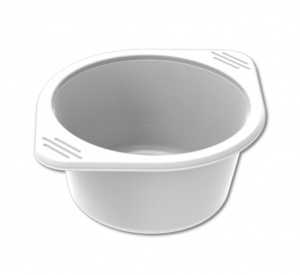 Cette coupe en CPET blanc présente une forme arrondie et lisse avec un bol cylindrique profond, idéal pour contenir divers aliments. Sa couleur blanche pure lui confère un aspect propre et minimaliste, le rendant polyvalent pour différentes présentations alimentaires. Le rebord étendu comporte deux petites rainures parallèles de chaque côté, ajoutant une touche décorative subtile tout en améliorant la prise en main pour une manipulation facile. La finition mate et douce de la coupe complète son design simple, convenant aussi bien aux contextes décontractés qu’élégants.
